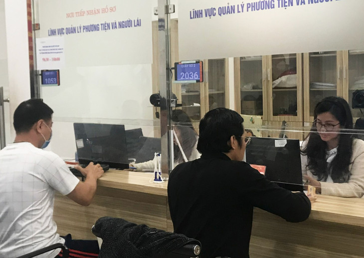 Người dân làm thủ tục đổi giấy phép lái xe tại Sở Giao thông Vận tải Hà Nội