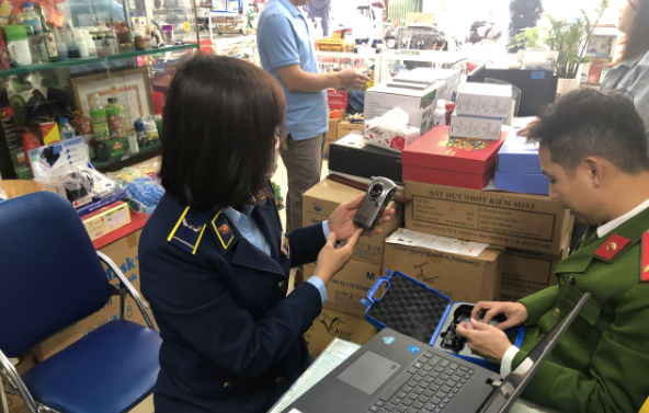 Một số cơ sở kinh doanh thiết bị y tế trên phố Phương Mai bị phát hiện có bán máy đo nồng độ cồn cá nhân nghi là hàng nhập lậu