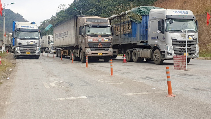 Xe hàng chuẩn bị xuất khẩu qua cửa khẩu Tân Thanh (Lạng Sơn)