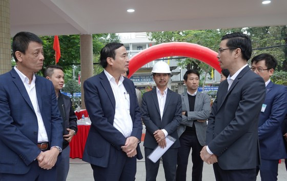 Ông Lê Trung Chinh (thứ 2 bên trái) đến dự Lễ ra quân đầu năm tại Dự án Nâng cấp, cải tạo Trường THPT Phan Châu Trinh (cơ sở 154 Lê Lợi, quận Hải Châu).