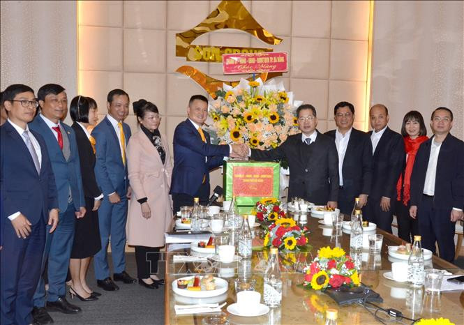 Bí thư Thành ủy Nguyễn Văn Quảng (thứ 5 từ phải sang) tặng hoa động viên ra quân sản xuất đầu năm tại trụ sở Công ty CP Tập đoàn Mặt Trời (Sun Group)