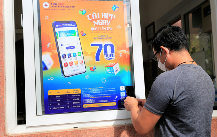 Khách hàng tại Vũng Tàu quét mã QR Code cài App Chăm sóc khách hàng EVNSPC để tìm hiểu các dịch vụ mới về điện Khách hàng tại Vũng Tàu quét mã QR Code cài App Chăm sóc khách hàng EVNSPC để tìm hiểu các dịch vụ mới về điện