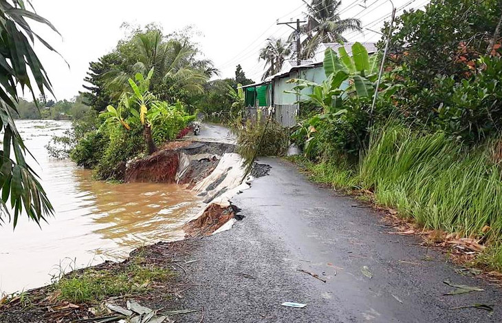 Đường đường huyện 54B bị sạt lở khoảng 40 m, hàng trăm hộ dân phải đi đường vòng