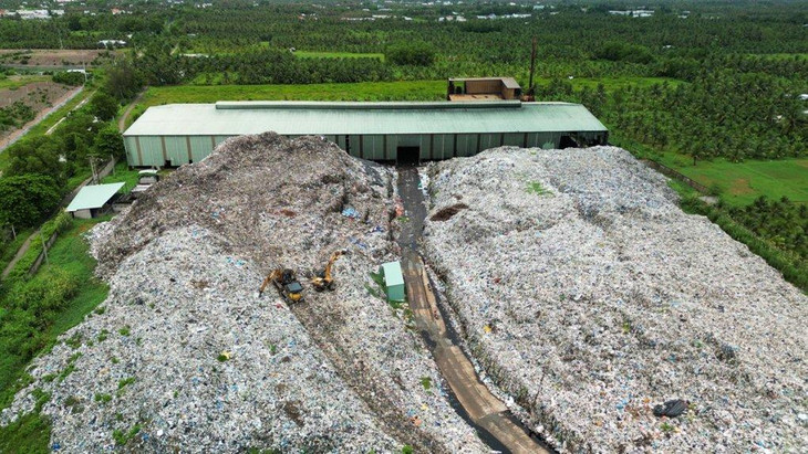 &quot;Núi rác&quot; gần 100.000 tấn tồn đọng ở Nhà máy xử lý rác thải Bến Tre