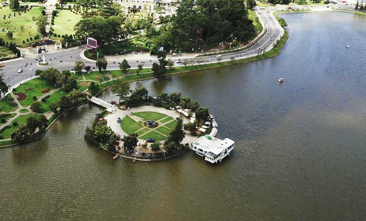 Nhà hàng Thủy Tạ ở hồ Xuân Hương.