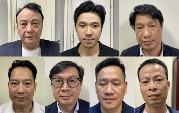 Bị can Đỗ Anh Dũng (ngoài cùng bên trái) cùng nhóm bị can bị truy tố trong vụ án