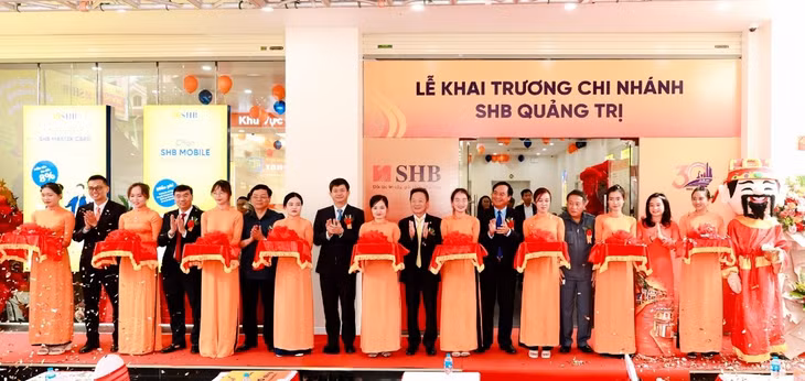 Đại diện chính quyền địa phương, NHNN và lãnh đạo SHB cắt băng khai trương SHB Quảng Trị.