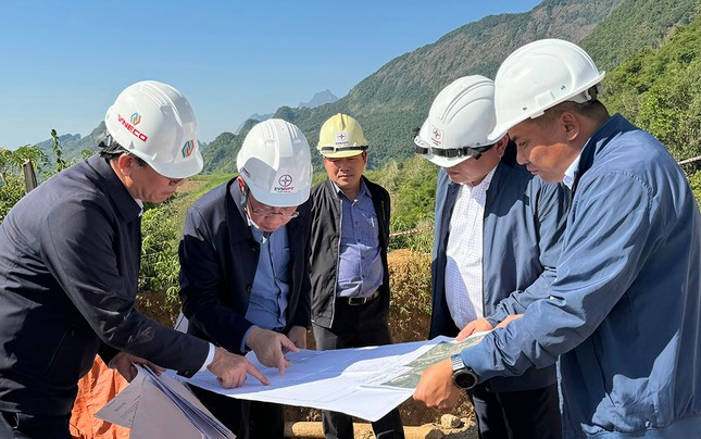 Tổng giám đốc EVNNPT Phạm Lê Phú nghe báo cáo tiến độ thi công Dự án Đường dây 220kV Huội Quảng - Nghĩa Lộ