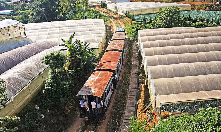 Tàu chở khách tham quan tuyến Trại Mát - Đà Lạt