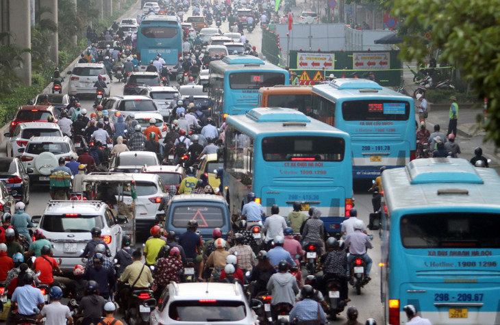 Xe buýt lưu thông trên đường Nguyễn Trãi