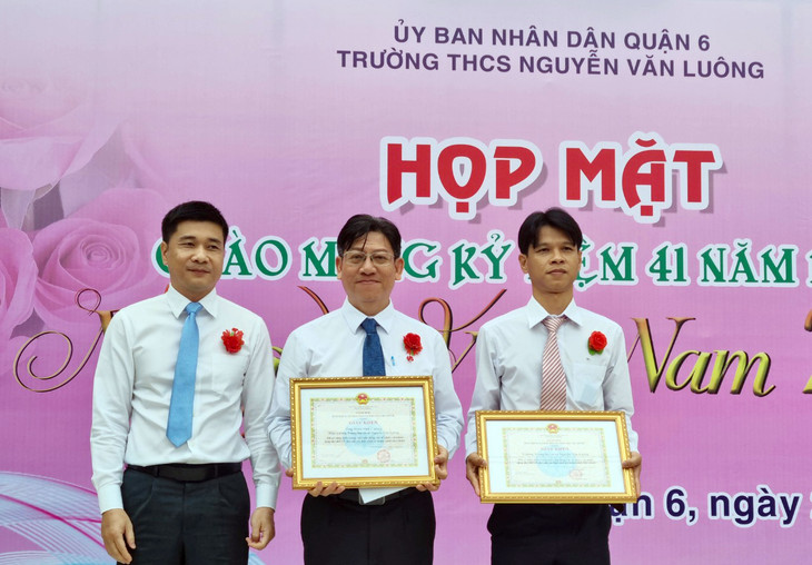 Lãnh đạo BHXH TP.HCM Phó Giám đốc Trần Dũng Hà đã trao Giấy khen tới tập thể Trường THCS Nguyễn Văn Luông và thầy giáo Đinh Phú Cường - Hiệu trưởng của Nhà trường Lãnh đạo BHXH TP.HCM Phó Giám đốc Trần Dũng Hà đã trao Giấy khen tới tập thể Trường THCS Nguyễn Văn Luông và thầy giáo Đinh Phú Cường - Hiệu trưởng của Nhà trường
