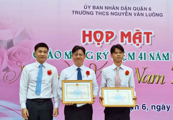 Lãnh đạo BHXH TP.HCM Phó Giám đốc Trần Dũng Hà đã trao Giấy khen tới tập thể Trường THCS Nguyễn Văn Luông và thầy giáo Đinh Phú Cường - Hiệu trưởng của Nhà trường
