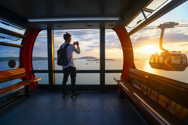 Nhiều du khách lựa chọn đi cáp treo Hòn Thơm để ngắm cảnh hoàng hôn trên biển theo một cách rất khác Nhiều du khách lựa chọn đi cáp treo Hòn Thơm để ngắm cảnh hoàng hôn trên biển theo một cách rất khác