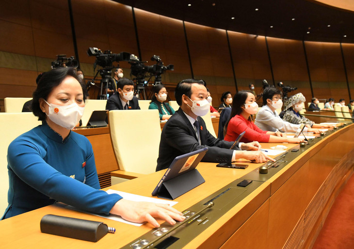 Đại biểu Quốc hội khóa XV ấn nút biểu quyết trên hội trường tại Kỳ họp thứ nhất