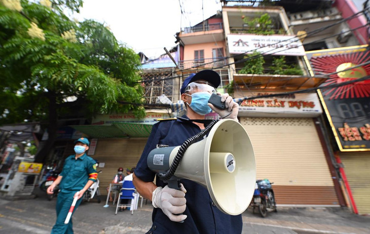 Lực lượng dân phòng dùng loa công suất lớn kêu gọi người dân đi chậm khi qua chốt kiểm soát, đồng thời cầm sẵn giấy tờ trên tay để việc kiểm tra được nhanh chóng, tránh ùn tắc