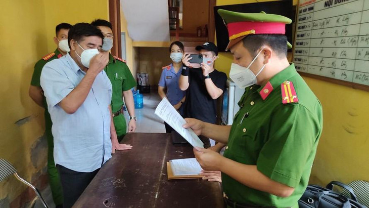 Cảnh sát đọc quyết định khởi tố ông Hải