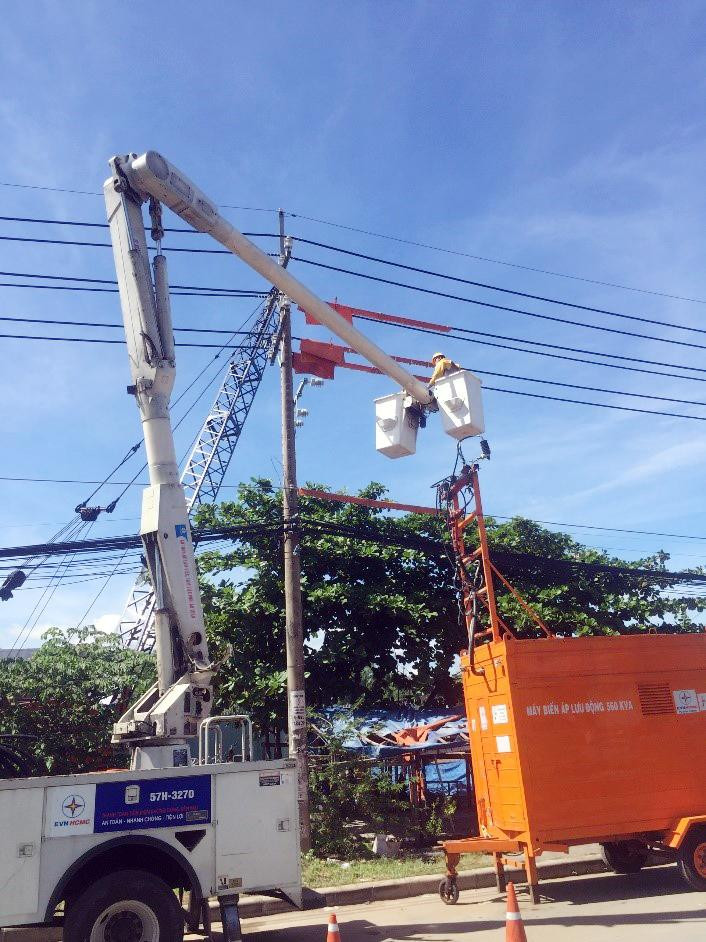 Công ty Điện lực Bình Chánh lắp đặt trạm biến áp lưu động 560 kVA cho bệnh viện dã chiến Bình Hưng