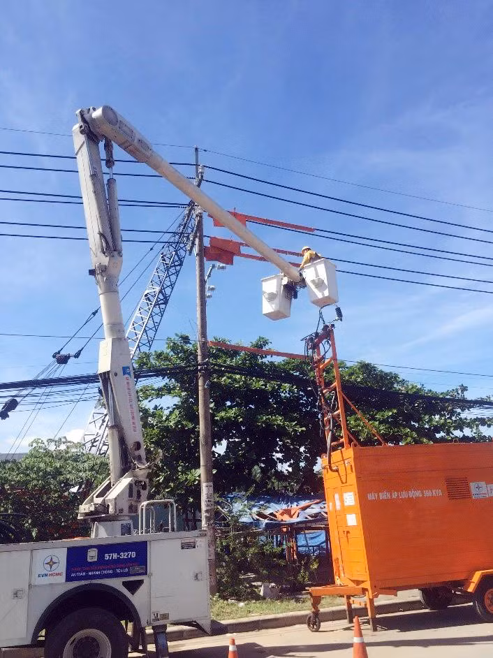 Công ty Điện lực Bình Chánh lắp đặt trạm biến áp lưu động 560 kVA cho bệnh viện dã chiến Bình Hưng