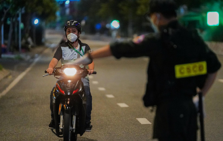 Theo quy định mới, sau 18h, chỉ những người làm công tác phòng chống dịch, cấp cứu, vận chuyển đồ thiết yếu hoặc các công tác như vệ sinh môi trường đô thị, xử lý sự cố về điện, nước, hệ thống thông tin và hạ tầng kỹ thuật... được hoạt động, di chuyển trên đường phố.