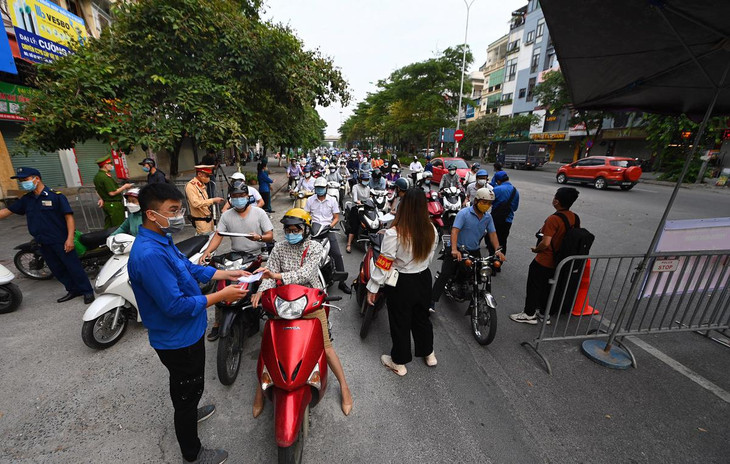 Lãnh đạo thành phố đã khuyến cáo không có việc cần thiết không nên ra đường nhưng 8h ngày 29/7, lượng người và xe tham gia giao thông khá đông. Hình ảnh tại chốt cơ động phòng chống dịch Covid-19 phường Ngọc Khánh đoạn giữa phố Đào Tấn (quận Ba Đình).