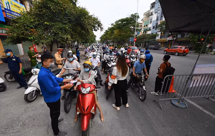 Lãnh đạo thành phố đã khuyến cáo không có việc cần thiết không nên ra đường nhưng 8h ngày 29/7, lượng người và xe tham gia giao thông khá đông. Hình ảnh tại chốt cơ động phòng chống dịch Covid-19 phường Ngọc Khánh đoạn giữa phố Đào Tấn (quận Ba Đình).