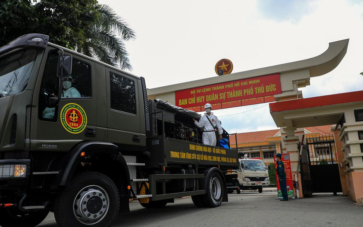 Cũng trong sáng hôm nay, đội phun khử khuẩn TP Thủ Đức đã đến điểm tập kết tại Ban Chỉ huy Quân sự TP Thủ Đức lúc 9h30. Tại đây, các chiến sĩ được phân chia nhiệm vụ và các khu vực phun.