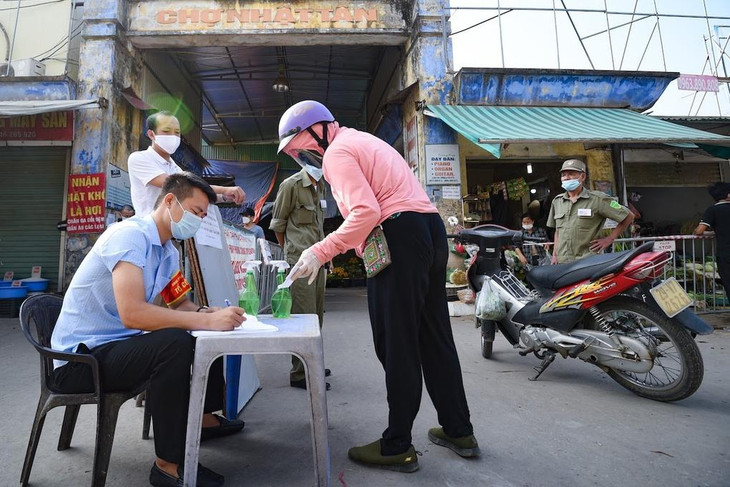 Người dân phường Nhật Tân, quận Tây Hồ dùng phiếu vào chợ mua bán