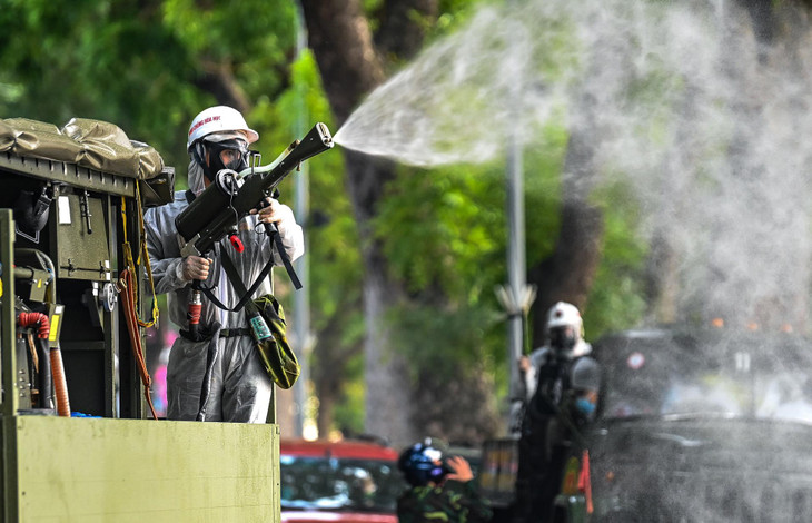 Qua mỗi địa bàn, đoàn xe sẽ được một đơn vị chức năng dẫn đường giúp công việc khử khuẩn được thuận lợi, nhanh chóng.