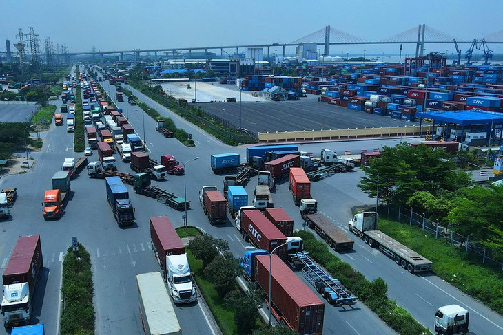 Các cửa ngõ vào Hải Phòng cũng như đường vào cảng biển, bến bãi đã ùn tắc giao thông kéo dài.