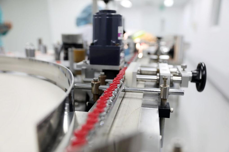 Công đoạn dán nhãn trong dây chuyền đóng ống vaccine tại Vabiotech