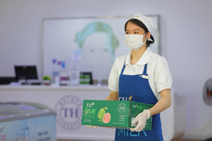 Nhân viên TH true mart số 4 Hoàng Quốc Việt (Hà Nội) sắp đồ để chuẩn bị giao cho khách đặt online. Các kênh thương mại điện tử của TH được kết nối với gần 300 true mart có mặt tại các tỉnh thành trong cả nước, sẵn sàng cung cấp cho khách hàng đầy đủ các sản phẩm sữa tươi sạch và đồ uống tốt cho sức khỏe.