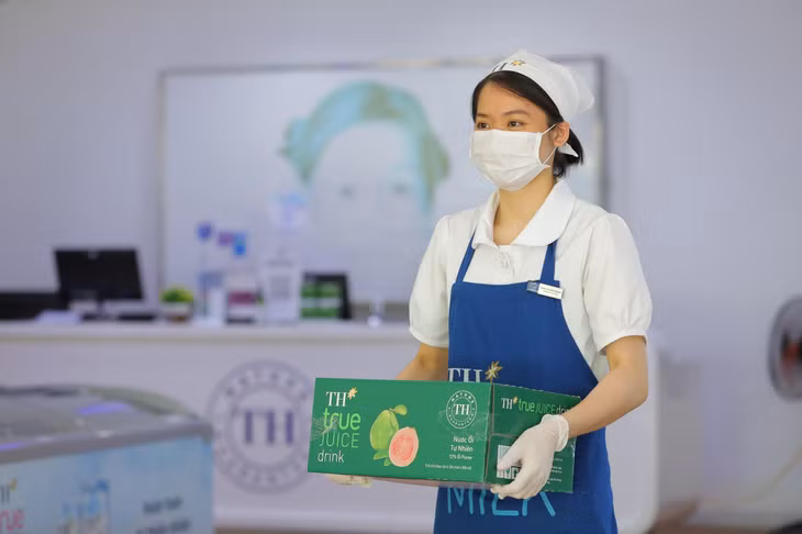 Nhân viên TH true mart số 4 Hoàng Quốc Việt (Hà Nội) sắp đồ để chuẩn bị giao cho khách đặt online. Các kênh thương mại điện tử của TH được kết nối với gần 300 true mart có mặt tại các tỉnh thành trong cả nước, sẵn sàng cung cấp cho khách hàng đầy đủ các sản phẩm sữa tươi sạch và đồ uống tốt cho sức khỏe.