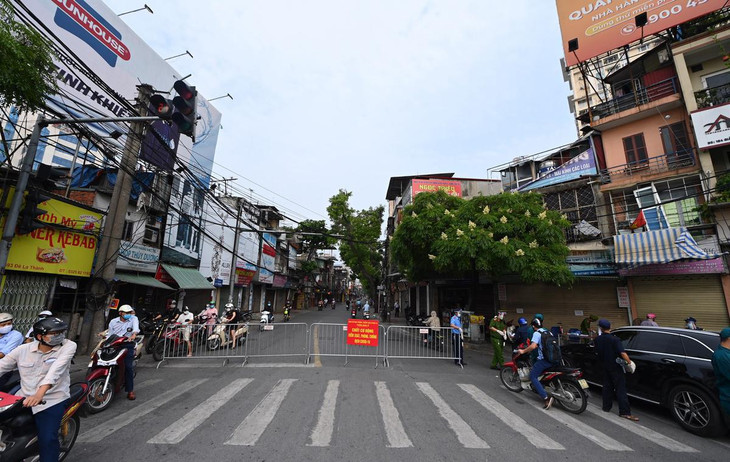 Tại chốt kiểm soát ngã 4 Đê La Thành - Giảng Võ, lực lượng chức năng dùng barie chặn phần lớn con đường, chỉ để lại 2 lối đi nhỏ dành cho xe máy.
