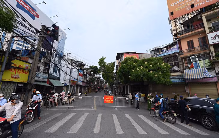 Tại chốt kiểm soát ngã 4 Đê La Thành - Giảng Võ, lực lượng chức năng dùng barie chặn phần lớn con đường, chỉ để lại 2 lối đi nhỏ dành cho xe máy.