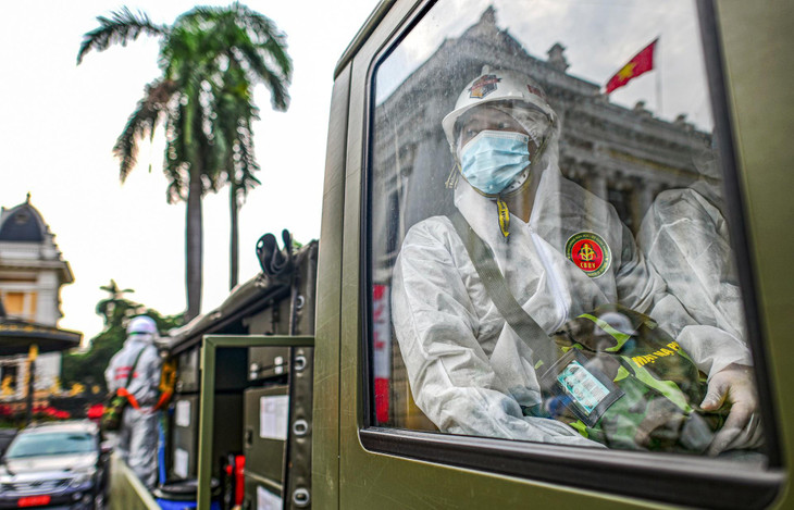 Đây là lần đầu tiên Hà Nội huy động lực lượng quân đội phun khử khuẩn quy mô lớn ở trung tâm thủ đô khi dịch Covid-19 ngày càng diễn biến khó lường.