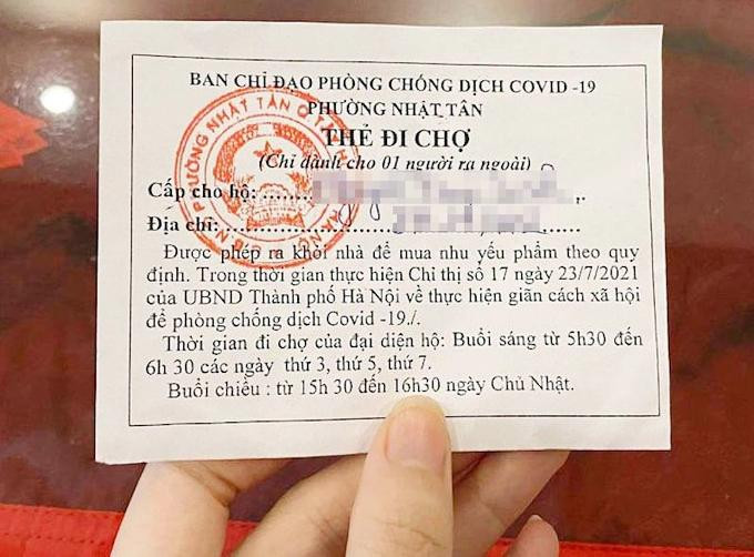 Thẻ đi chợ luân phiên được phường Nhật Tân phát tận hộ gia đình, áp dụng từ 27/7