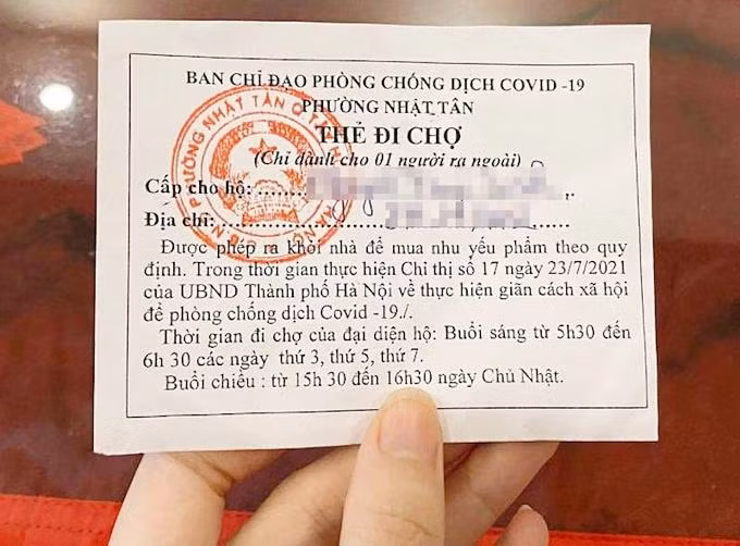 Thẻ đi chợ luân phiên được phường Nhật Tân phát tận hộ gia đình, áp dụng từ 27/7
