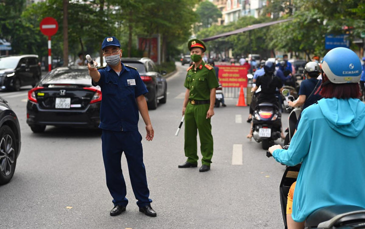 Lực lượng chức năng chia đường Đào Tấn thành hai làn, làn ngoài cùng bên trái dành cho ôtô qua chốt mà không phải kiểm tra giấy tờ. Làn còn lại kiểm soát 100% lượng người đi xe máy, xe đạp.