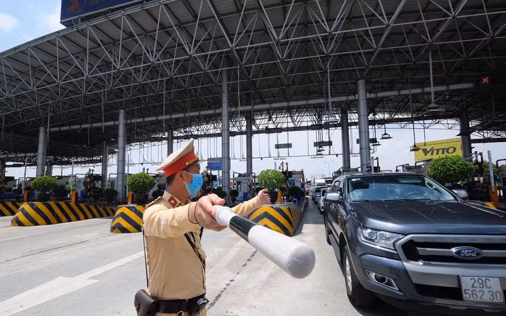 Đại diện Đội Tuần tra kiểm soát giao thông đường bộ cao tốc số 3 (Cục CSGT) cho biết chỉ các xe công vụ, xe luồng xanh, xe thư báo và xe phục vụ chống dịch được đi qua. Đơn vị này cũng thực hiện phân luồng từ xa để tránh các xe vào cao tốc gây ùn ứ.