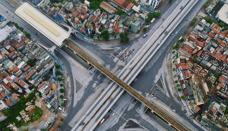 7h sáng 24/7, ngã tư Nguyễn Trãi - Khuất Duy Tiến - Nguyễn Xiển vắng vẻ.