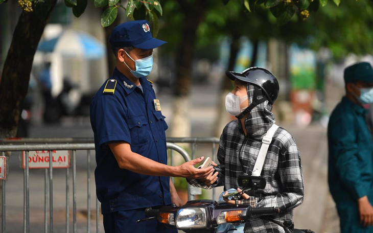 Một vài trường hợp không mang giấy tờ đã dùng biện pháp gọi điện xin xác nhận của cơ quan chủ quản.