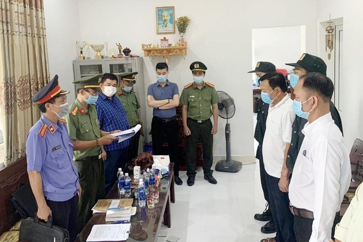 Công an đọc lệnh bắt ông Đỗ Chí Thành Công an đọc lệnh bắt ông Đỗ Chí Thành