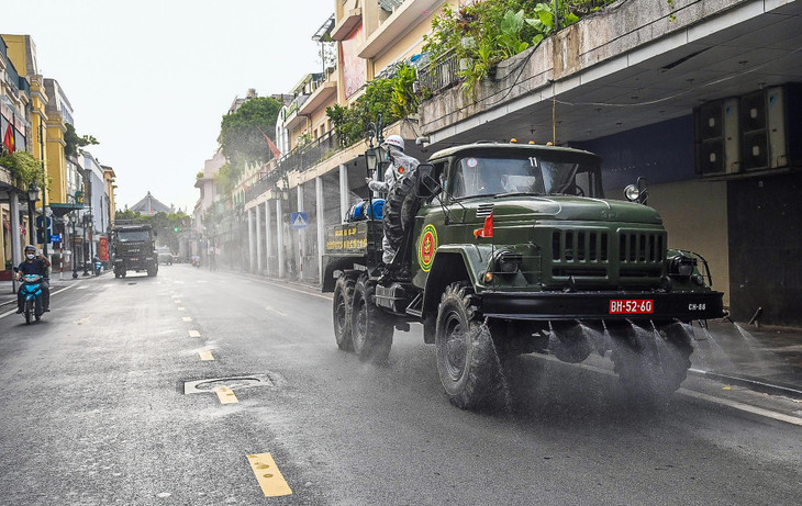 Đoàn xe xuất phát từ khu vực Nhà hát Lớn bắt đầu phun hai bên vỉa hè phố Tràng Tiền.