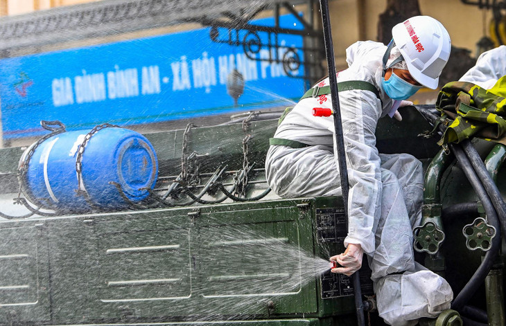 Hoá chất phun xịt là Cloramin B pha với nước theo tỷ lệ 0,5%, đảm bảo an toàn sức khoẻ người dân.