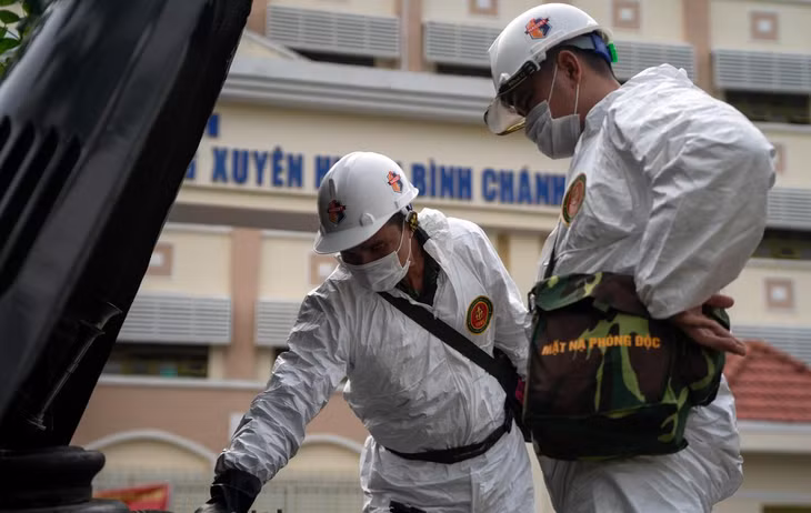 Tại đây, đoàn gần 10 xe chuyên dụng được chia thành nhiều nhóm nhỏ phân chia khu vực để rải đều các xã, đảm bảo toàn huyện đều được phun khử khuẩn.