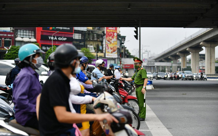 8h40, tại ngã tư Nguyễn Trãi - Nguyễn Xiển, lực lượng chức năng trực tiếp đứng dưới lòng đường để rà soát các trường hợp ra đường mà không có việc cần thiết.
