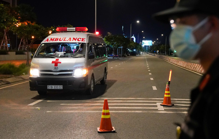 Xe cấp cứu, xe làm nhiệm vụ chống dịch được cảnh sát ưu tiên mở đường di chuyển qua chốt. Lái xe cứu thương nằm trong nhóm được phép hoạt động sau 18h.