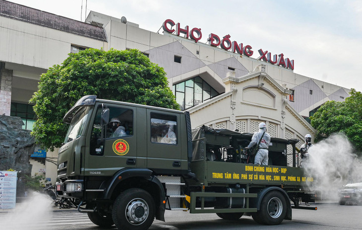Chợ Đồng Xuân, một trong những nơi thường tập trung đông người cũng là nơi cần lưu ý đặc biệt để khử trùng.