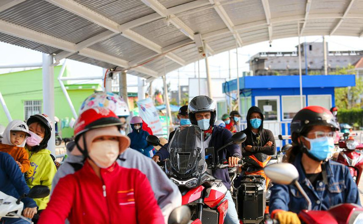 Người đi phà được yêu cầu khai báo y tế và đảm bảo quy tắc phòng, chống dịch.