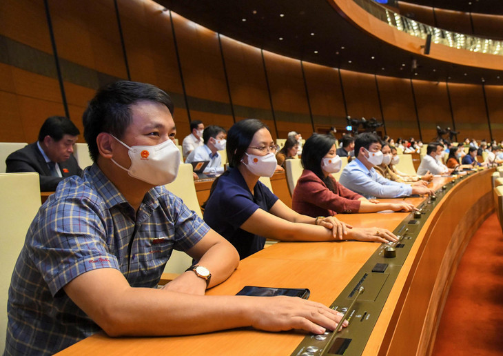 Đại biểu Quốc hội khóa XV ấn nút biểu quyết tại Kỳ họp thứ nhất